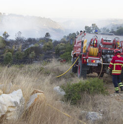 Três meios aéreos e mais de 280 bombeiros combatem incêndio em Ponte de Lima