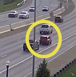 Condutor pára no meio de autoestrada nos EUA, provoca acidente e retoma a marcha