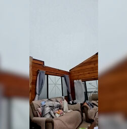 Mulher grava momento em que tempestade lhe arranca o telhado de casa no Havai