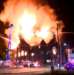Imagens mostram incêndio de grandes dimensões em igreja nos EUA