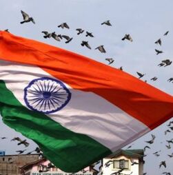 Queda de estátua de sete metros na cidade indiana de Mumbai deixa dois mortos e cinco feridos