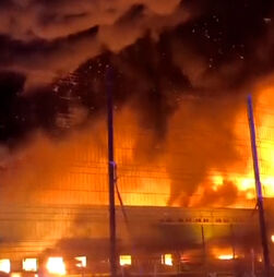 Incêndio de grandes dimensões destrói armazém industrial em São Petersburgo