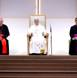 Papa Leão XIV participa em grande encontro católico em Rimini