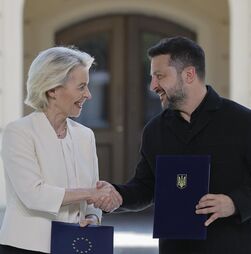 Ucrânia: Bruxelas aprova apoio de 6,1 mil ME para defesa em Dia da Independência