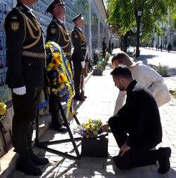Zelensky homenageia soldados mortos em combate no Dia da Independência da Ucrânia