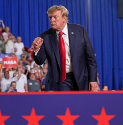 Trump ameaça Canadá com tarifas de 50% sobre automóveis e aço em 2027