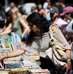 Mau tempo fecha 'stands' da Feira do Livro do Porto
