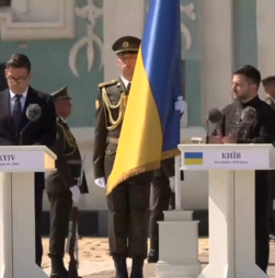 Primeiro-ministro britânico garante apoio à Ucrânia durante visita a Kiev no Dia da Independência