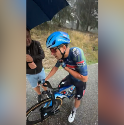 O momento em que ciclistas da Volta a Espanha procuram abrigar-se de tempestade de granizo 