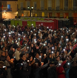 Bogotá iluminada com velas em homenagem às vítimas do terramoto na Colômbia