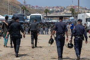 Forças de segurança marroquinas dispersam pessoas que tentam atravessar para Ceuta