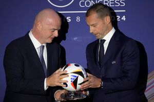 Gianni Infantino, presidente da FIFA, com Aleksander Ceferin, presidente da UEFA (fevereiro de 2024)