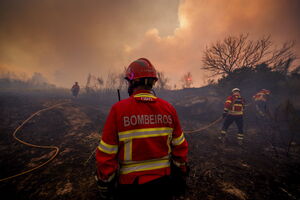 Bombeiro combate incêndio em Valpaços