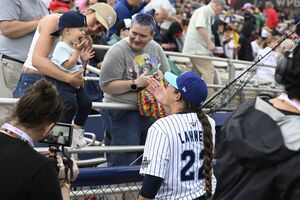 Jogo inaugural da WPBL entre as New York Heights e as Los Angeles Queens