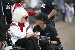 Jogo inaugural da WPBL entre as New York Heights e as Los Angeles Queens