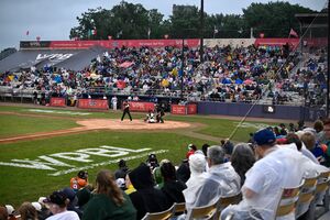 Jogo inaugural da WPBL entre as New York Heights e as Los Angeles Queens