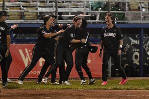 Jogo inaugural da WPBL entre as New York Heights e as Los Angeles Queens