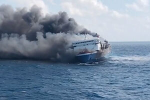 Ferry em chamas provoca pelo menos cinco mortos na Indonésia. Dezenas de pessoas estão desaparecidas