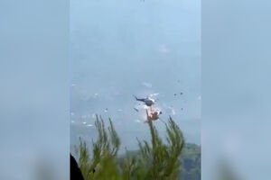 O momento em que dois helicópteros colidem durante combate aos incêndios na Grécia