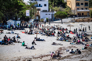 Migrantes pernoitaram na praia ou nas ruas de Ceuta