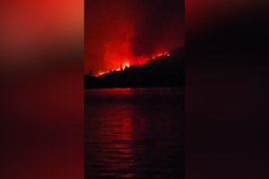 Incêndios obrigam à retirada de 60 mil pessoas nos EUA