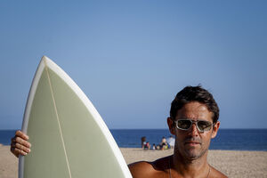 Ricardo Almeida toma creatina para ajudar na prática no surf e nos benefícios neurológicos