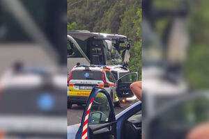 Vídeo mostra aparato policial onde ocorreu colisão frontal entre autocarro e autocaravana em Itália. Seis pessoas morreram