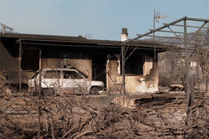 Incêndio perto de Atenas deixa rasto de destruição e ameaça novas localidades