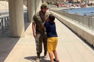 Militares espanhóis acompanham menino marroquino em lágrimas até à fronteira de Ceuta