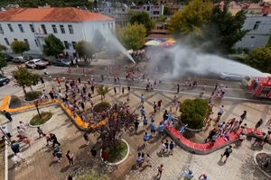 Bombeiros refrescam moradores para aliviar onda de calor na Albânia