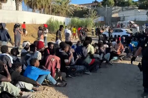 Migrantes fazem fila para receber alimentos em Ceuta