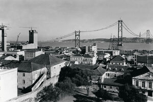 A ainda Ponte sobre o Tejo em 1964, já com as torres icónicas, mas ainda sem a viga de rigidez