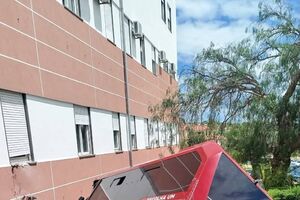 Autocarro desgovernado embate contra Hospital de Tomar e provoca quatro feridos 