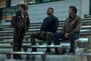 Kelly Macdonald (esq.ª), Aaron Pierre e Kyle Chandler (dir.ª) são os atores que protagonizam a nova série da HBO