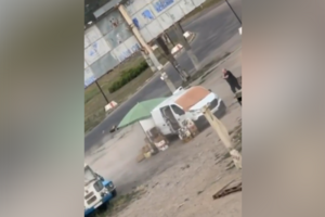 O momento em que drone persegue vendedor antes de explodir. Zelensky acusa Rússia de fazer “safaris” 