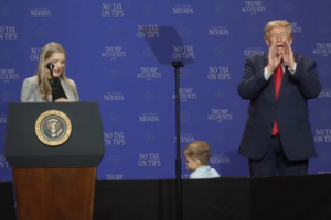 “Não quero que faça como o Biden”: Trump corre para impedir criança antes de cair do palco  