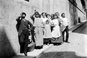 Populares em Lisboa a assistir ao eclipse total do sol, em 1912