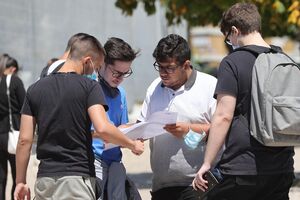 Estudantes conversam sobre o exame à saída da escola