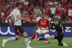 Benfica vence Hearts