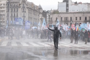 Protestos em Buenos Aires contra Lei da Propriedade Privada terminam em confrontos 