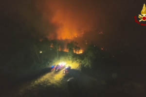 Imagens aéreas revelam dimensão de incêndio que continua a consumir floresta no norte de Itália