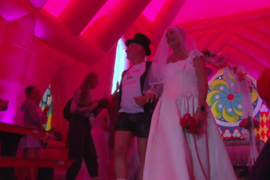 Dezenas de casais casam-se “por um dia” durante celebrações do Pride de Amesterdão