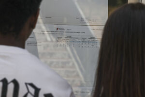 Estudantes consultam as pautas com as notas dos exames da 2.ª fase
