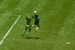 Maradona antecipa-se ao guarda-redes inglês com a mão no Campeonato do Mundo 1986