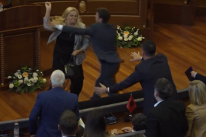 Momento insólito no Parlamento do Kosovo com deputada a atirar ovos contra primeiro-ministro  