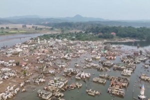 Imagens aéreas revelam aldeia submersa que reapareceu após meses de seca na Indonésia  