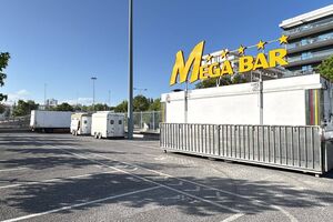 Foram instaladas roulottes junto ao parque de estacionamento