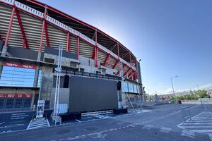 Televisor instalado junto ao Estádio da Luz