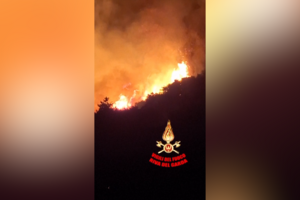 Incêndio florestal junto ao Lago de Garda em Itália ameaça casas e obriga a retirar 200 pessoas