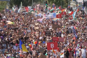 Milhares de pessoas marcham pelas ruas de Praga para celebrar o Orgulho com muita cor  